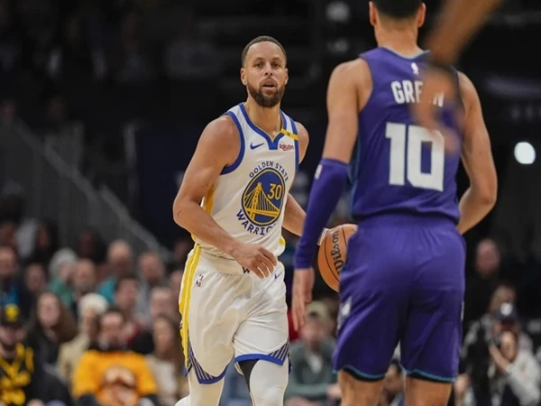Buddy Hield mengumpulkan 22 poin dan Stephen Curry mencetak 21 poin di kota kelahirannya saat Golden State Warriors mengalahkan tuan rumah Charlotte Hornets 119-101 pada Senin malam