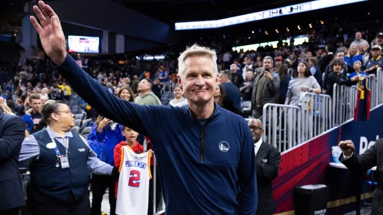 Steve Kerr Pecahkan Rekor Jumlah Kemenangan Pelatih Terbanyak di Warriors