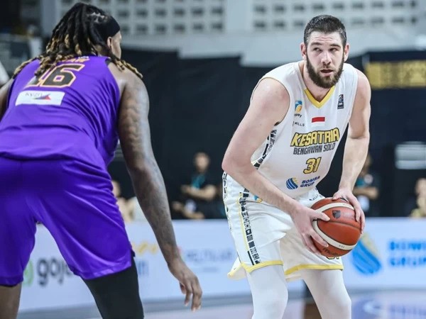 Kesatria Bengawan Solo harus berterima kasih atas William Artino. Dia menentukan kemenangan atas Tangerang Hawks dengan skor 70-68.