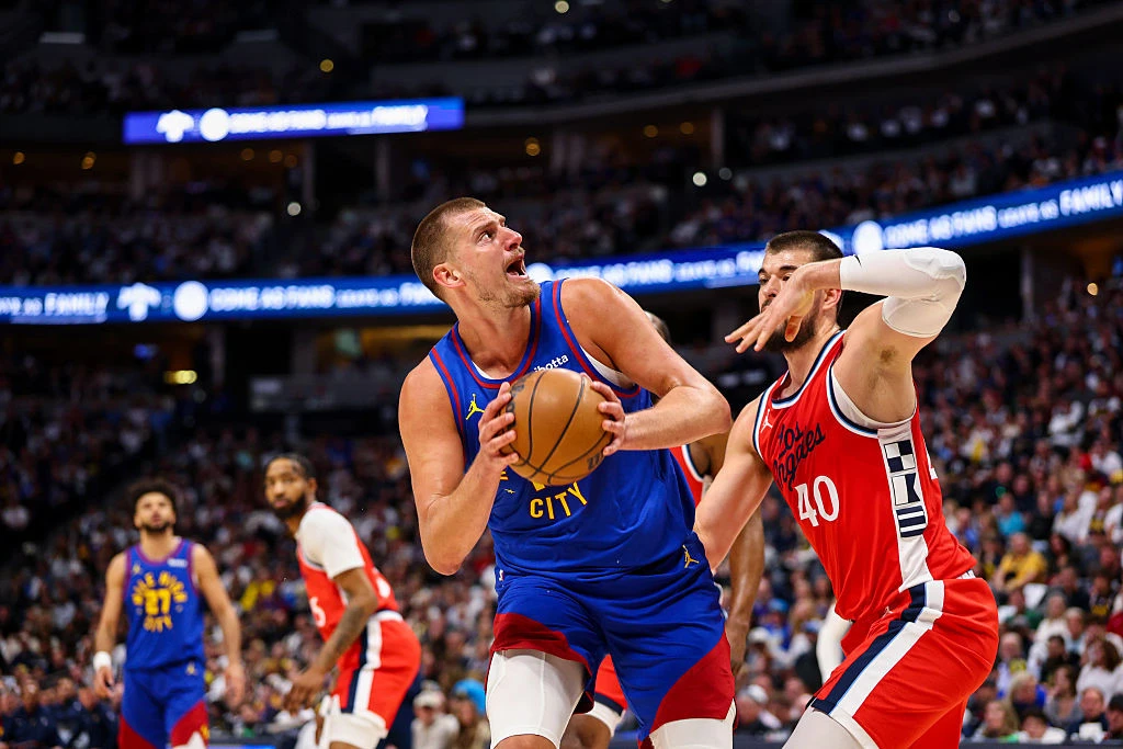 Sempat Rebutan Bola, Nikola Jokic Memuji Kekuatan Jeff Van Gundy