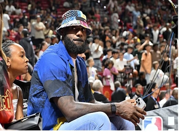 LeBron James Senang Bulls Pensiunkan Jersey Milik Derrick Rose