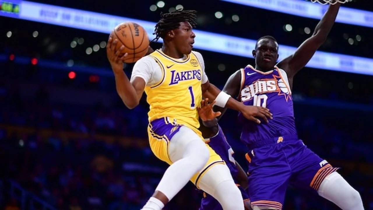 Marcus Smart Memberikan Masukan ke Adou Thiero