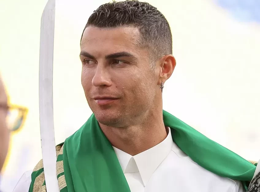 Kenakan Busana Mirip Batik, Cristiano Ronaldo Ucapkan Selamat Idul Fitri untuk Semua